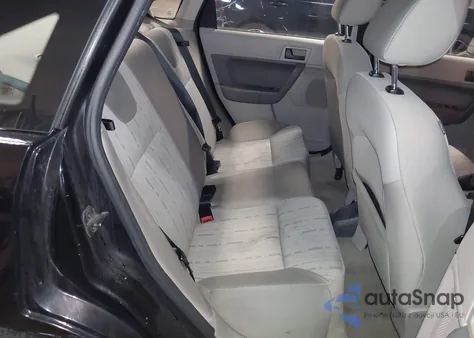 2008 Ford Focus Se/Ses z USA, uszkodzony, nr VIN 1FAHP35N48W144640